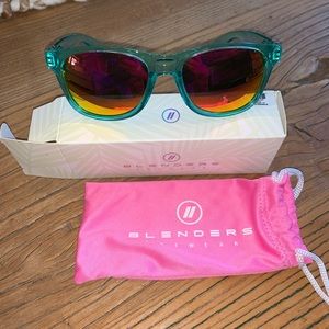 Blenders sunglasses NWT electric kiss polarized
